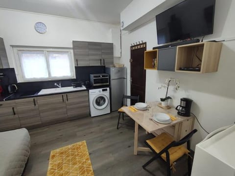 TV and multimedia, Kitchen or kitchenette, Dining area, oven, toaster, washing machine