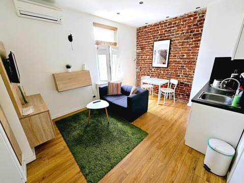 TV and multimedia, Kitchen or kitchenette, Living room, Seating area, Dining area, oven, air conditioner