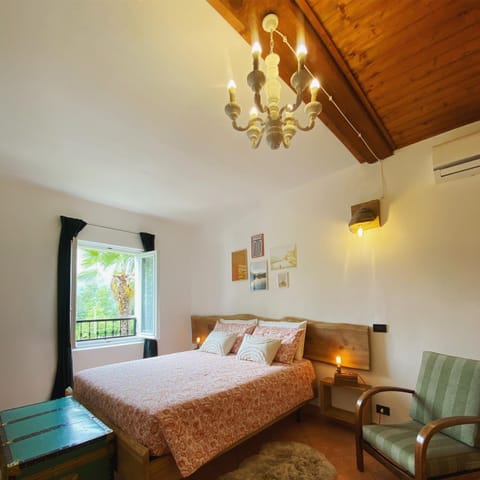 Photo of the whole room, Bedroom, air conditioner