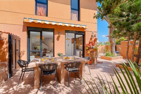 Property building, Balcony/Terrace, Dining area