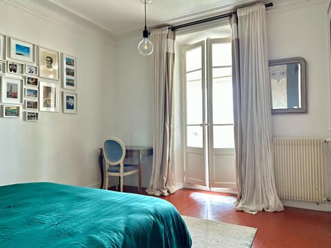 Bed, Photo of the whole room, Seating area, Bedroom, internet