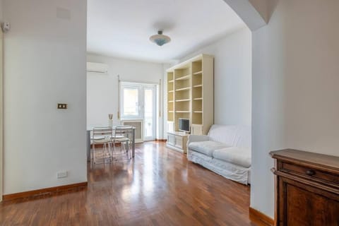 Bed, Living room, Seating area, Dining area