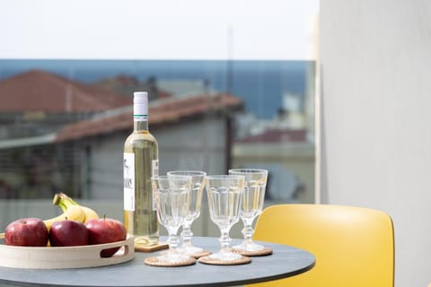 Day, Food and drinks, Dining area, Food, Drinks, Alcoholic drinks