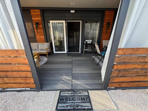 Property building, Facade/entrance, Day