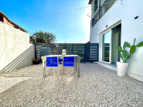 Property building, Balcony/Terrace, Dining area
