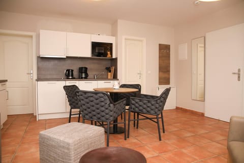 Kitchen or kitchenette, Living room, Seating area, Dining area