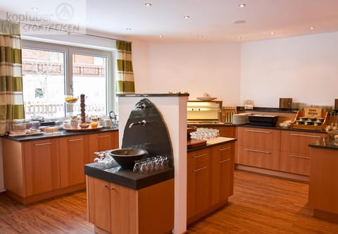 Coffee/tea facilities, Food and drinks, Food, Buffet breakfast