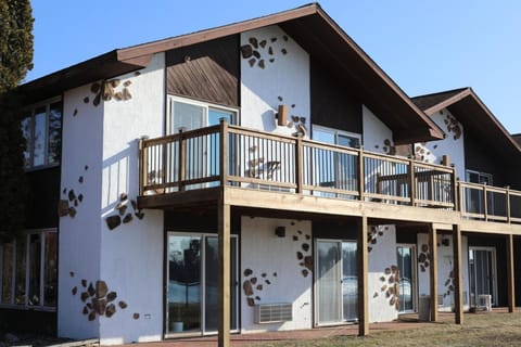 Bridge Inn Tomahawk - Suite 201, Kitchen, Hot Tub, Fireplace, Balcony, River View Bed and Breakfast in Wisconsin