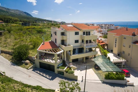 Bird's eye view, Area and facilities