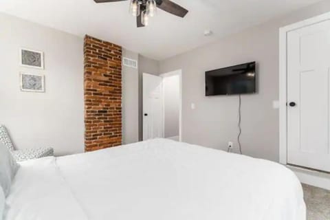 2 homes side by side downtown with fenced yard and hot tub House in Ohio