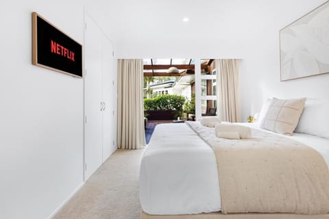 Bed, TV and multimedia, Photo of the whole room, Bedroom, heating, towels, air conditioner