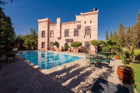 Property building, Garden, Garden view, Pool view, Swimming pool, sunbed