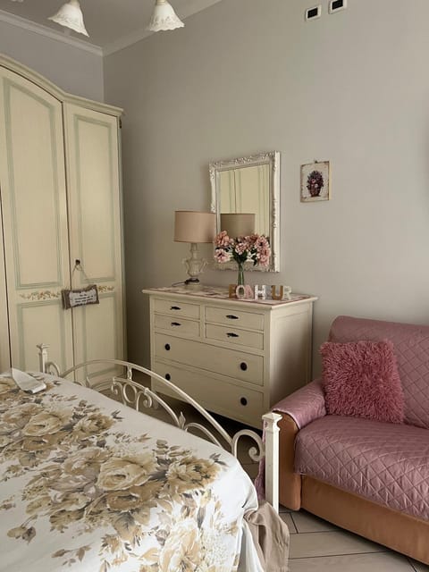 Photo of the whole room, Decorative detail, Decorative detail, wardrobe