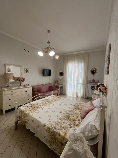 TV and multimedia, Photo of the whole room, Bedroom