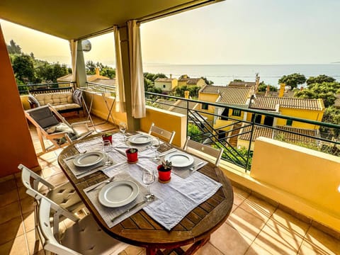 View (from property/room), Balcony/Terrace, Dining area, Sea view