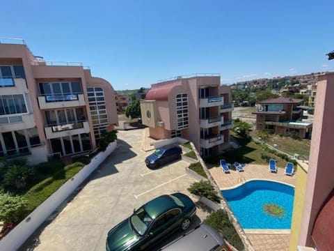 Property building, Day, Bird's eye view, Pool view, Swimming pool, Parking