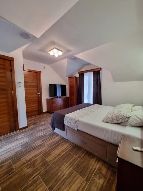 Bed, TV and multimedia, Photo of the whole room