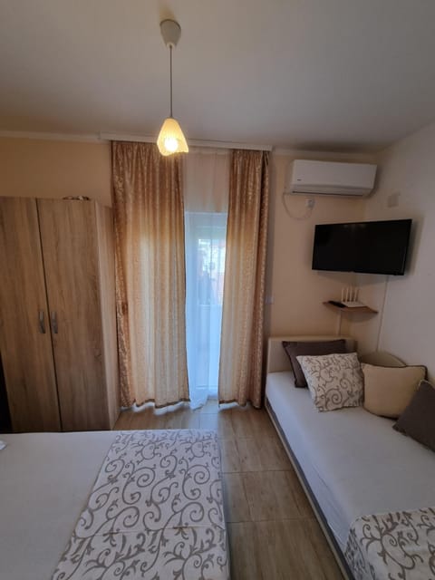 Bed, TV and multimedia, Bedroom, wardrobe, air conditioner