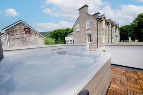Property building, Hot Tub