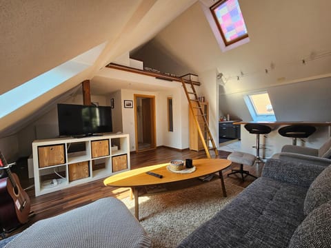 Communal lounge/ TV room, TV and multimedia, Living room, Seating area, Evening entertainment
