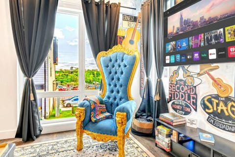 New How We Roll Rooftop - Hot Tub with Views - 13 Beds House in East Nashville