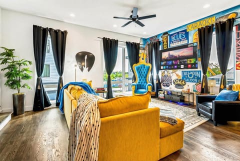 New How We Roll Rooftop - Hot Tub with Views - 13 Beds House in East Nashville