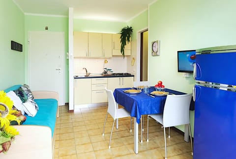 Living room, Dining area, stove