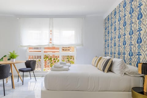 Bed, Living room, Photo of the whole room, Seating area, Dining area, Bedroom