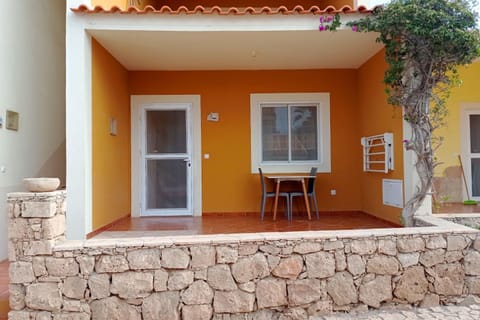 Property building, Patio, Balcony/Terrace, Dining area