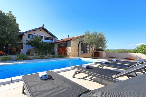 Property building, Patio, Day, Pool view, Swimming pool, Swimming pool, sunbed