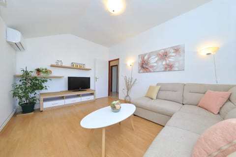 TV and multimedia, Living room, Seating area, air conditioner