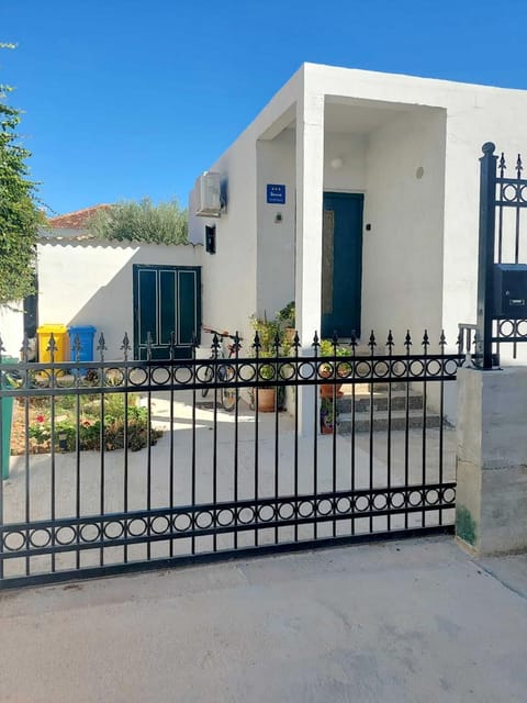 Property building, Facade/entrance, Day, Location, Parking