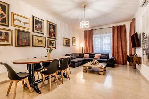 TV and multimedia, Living room, Seating area, Dining area