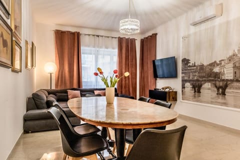 Communal lounge/ TV room, TV and multimedia, Living room, Seating area, Dining area, Evening entertainment