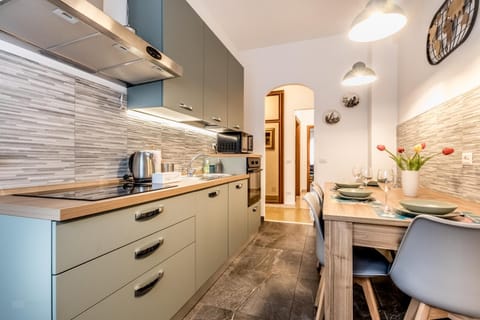 Coffee/tea facilities, Kitchen or kitchenette, Kitchen or kitchenette, Dining area, minibar, oven, pet friendly, stove, toaster