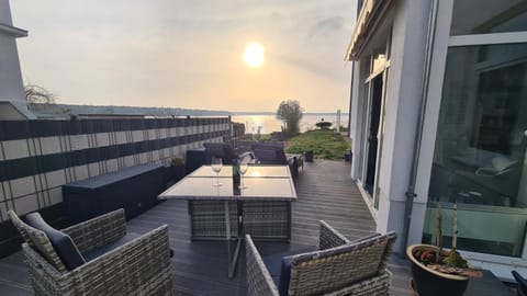 View (from property/room), Balcony/Terrace, Lake view