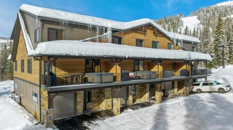 Property building, Day, Natural landscape, Winter, Balcony/Terrace, Mountain view, Parking