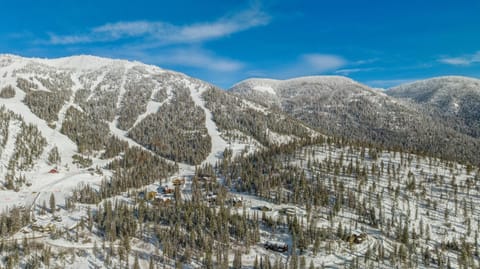 Property building, Day, Natural landscape, Bird's eye view, Winter, Skiing, Mountain view