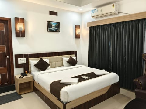 Property building, Bed, Photo of the whole room, Bedroom, towels, air conditioner