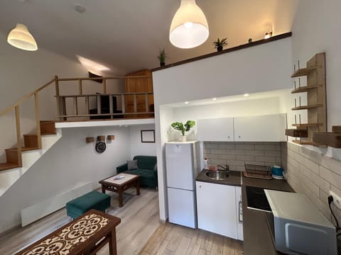 Kitchen or kitchenette, Living room, Seating area, Dining area, minibar