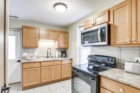 Pet-Friendly Pacific Cottage Near Purina Farms! House in Ozark Mountains