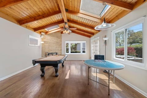Urban Oasis - Kid Friendly - Quiet Street House in Skokie