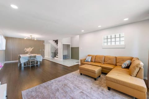 Urban Oasis - Kid Friendly - Quiet Street House in Skokie