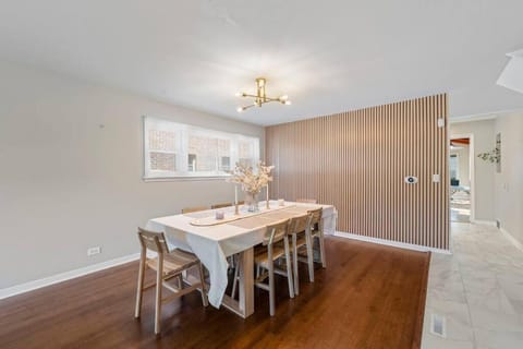 Urban Oasis - Kid Friendly - Quiet Street House in Skokie