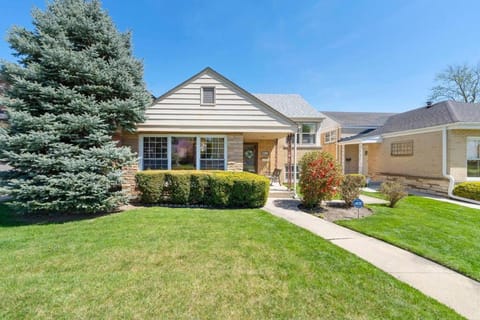 Urban Oasis - Kid Friendly - Quiet Street House in Skokie
