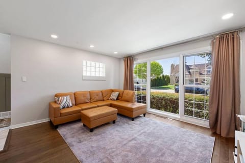 Urban Oasis - Kid Friendly - Quiet Street House in Skokie