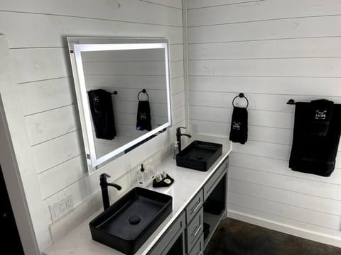 The Brand New - The Luxe Cabin sleeps 12! Cabin in Broken Bow