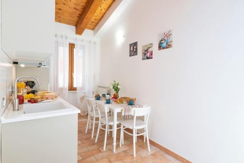 Kitchen or kitchenette, Living room, Food and drinks, Seating area, Dining area, Food