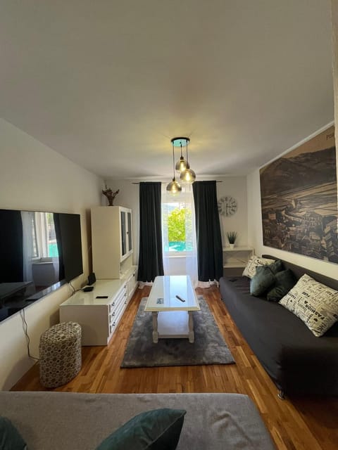 Communal lounge/ TV room, Bed, TV and multimedia, Living room, Photo of the whole room, Seating area, Evening entertainment