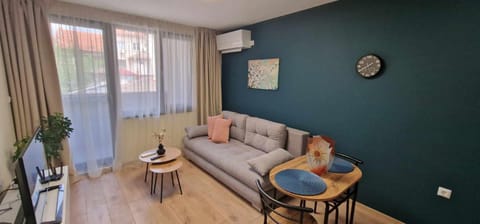 TV and multimedia, Living room, Seating area, Dining area, air conditioner